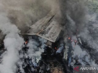Kebakaran pabrik ban bekas di Konsel