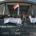 Aksi demonstrasi di DPRD Sultra