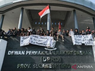 Aksi demonstrasi di DPRD Sultra