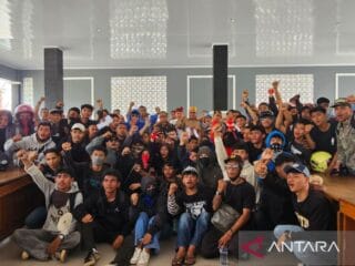 Ribuan masyarakat demo DPRD Sultra minta tunjangan dewan dipotong 50 persen