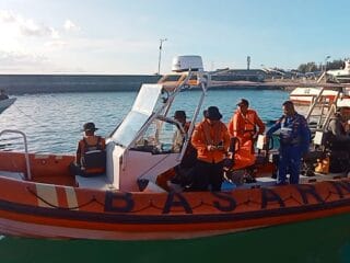 Tim SAR evakuasi penumpang perahu yang kecelakaan di Wakatobi