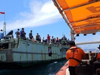 Tim SAR evakuasi 73 penumpang kapal yang mati mesin di Wakatobi