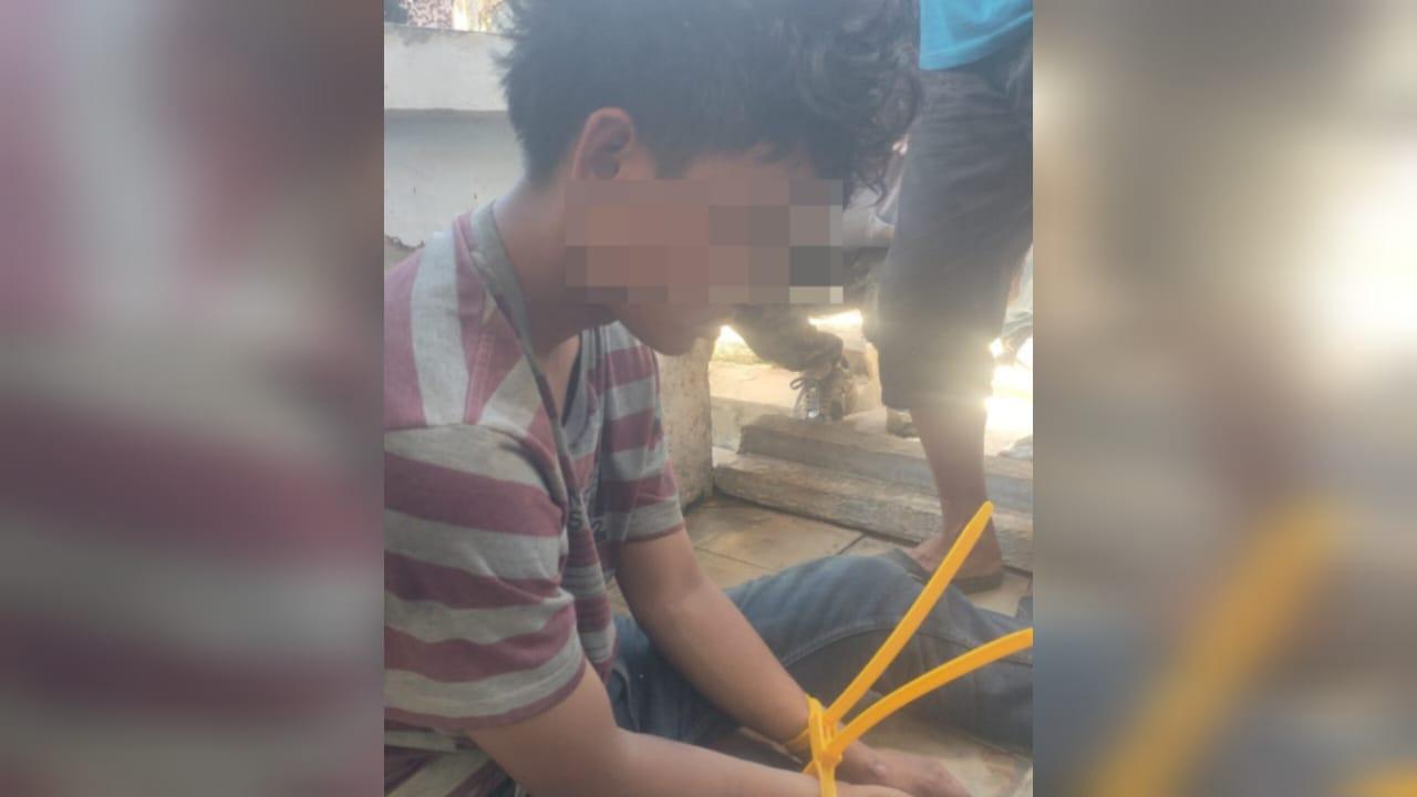 Tepergok Curi Pagar Rumah Kosong di Kendari, Pria Diamuk Warga hingga Diserahkan ke Polisi - Tribunnewssultra.com