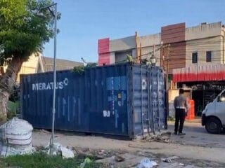 BREAKING NEWS Kontainer Jatuh Timpa Pemotor di Kendari Sulawesi Tenggara, 1 Tewas, 1 Dilarikan ke RS - Tribunnewssultra.com