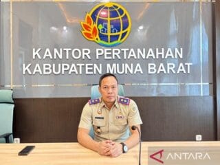 BPN Muna Barat serahkan 100 sertifikat tanah PTSL 2025 ke warga Waumere