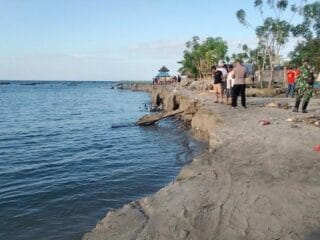 Abrasi Pantai Kikis Daratan hingga 20 Meter di Laimeo Konawe Utara, BPBD Imbau Warga Tak Mendekat - Tribunnewssultra.com