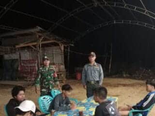Babinsa Koramil 1417-12 bersama warga patroli ciptakan keamanan wilayah