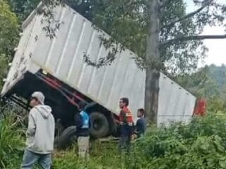 Diduga Rem Blong, Truk Tabrak Pembatas Jalan di Lambai Kolaka Utara Sulawesi Tenggara - Tribunnewssultra.com