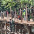 Jembatan Kayu Penghubung Desa Tongauna dan Puurau Kolaka Timur Bisa Dilalui Warga - Tribunnewssultra.com