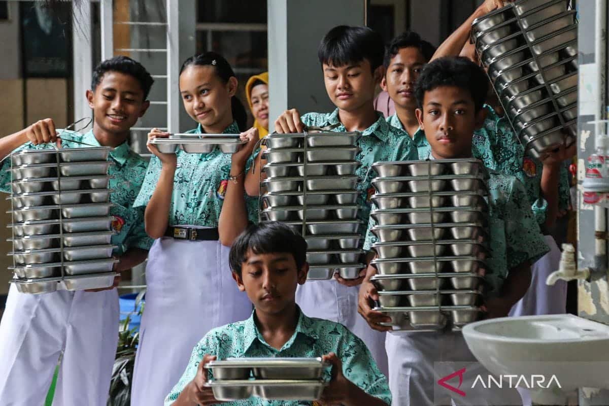 Berita unggulan, dapur MBG wajib miliki SLHS sampai Istana cabut ID liputan