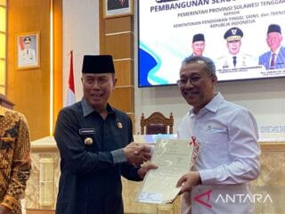 Pemprov Sultra serahkan sertifikat tanah Sekolah Garuda ke Kemendiktisaintek