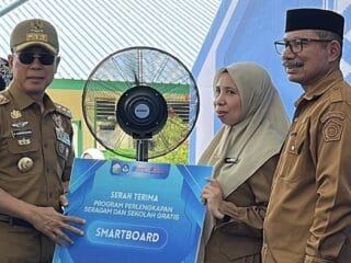 285 Komputer hingga 30 Smartboard Dibagikan ASR ke SMA di Sulawesi Tenggara Lewat Program Penggaris - Tribunnewssultra.com