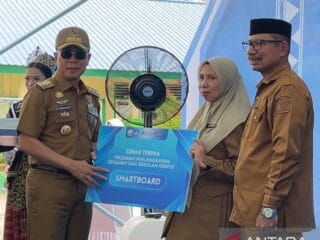 Gubernur bagikan bantuan 285 komputer dan 30 smartboard untuk SMA di Sultra