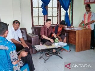 Tim Puldasik dan Puldadis Muna Barat lakukan pengumpulan data di Kelurahan Waumere
