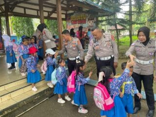 Polisi Hadir Sebagai Sahabat, Ajarkan Anak TK Wulele Sanggula II UHO Pentingnya Disiplin Lalu Lintas - Tribunnewssultra.com