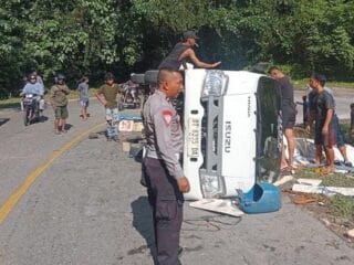 Mobil Pikap Bermuatan Ikan Terbalik di Konawe Sulawesi Tenggara, Polisi Sebut Tidak Ada Korban Jiwa - Tribunnewssultra.com