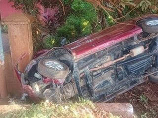 Mobil Daihatsu Xenia Seruduk Pagar Lalu Terbalik di Kolaka Sulawesi Tenggara, Sopir Diduga Mengantuk - Tribunnewssultra.com