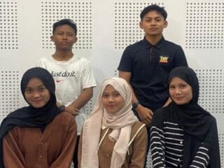 Cerita Tim Santri MA Ummusshabri Kendari Lolos 10 Besar Ajang Debat Bahasa Inggris MQKN - Tribunnewssultra.com