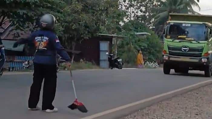 Viral Video Ibu-ibu di Kolaka Sulawesi Tenggara Adang Truk Muat Timbunan Gegara Kotori Jalan Raya - Tribunnewssultra.com