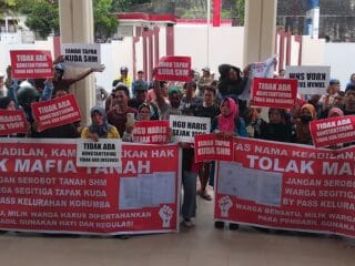 Warga Tapak Kuda Seruduk PN Kendari